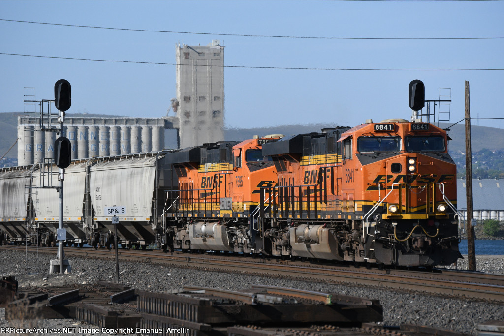 BNSF 6841 & 7595